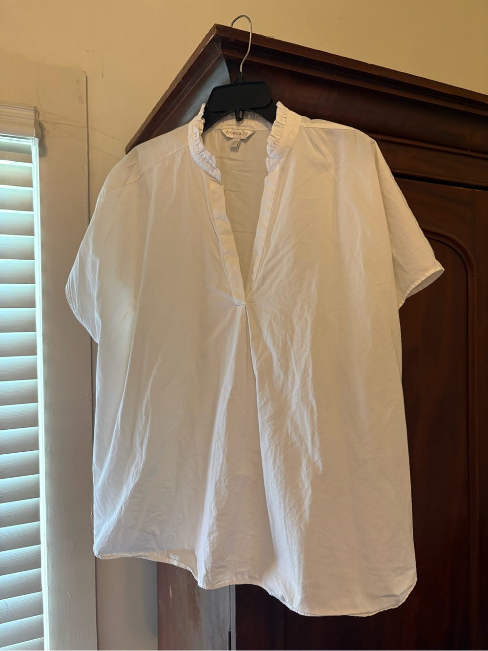 crown & ivy White Short-Sleeve Button Down Shirt with Ruffle Collar